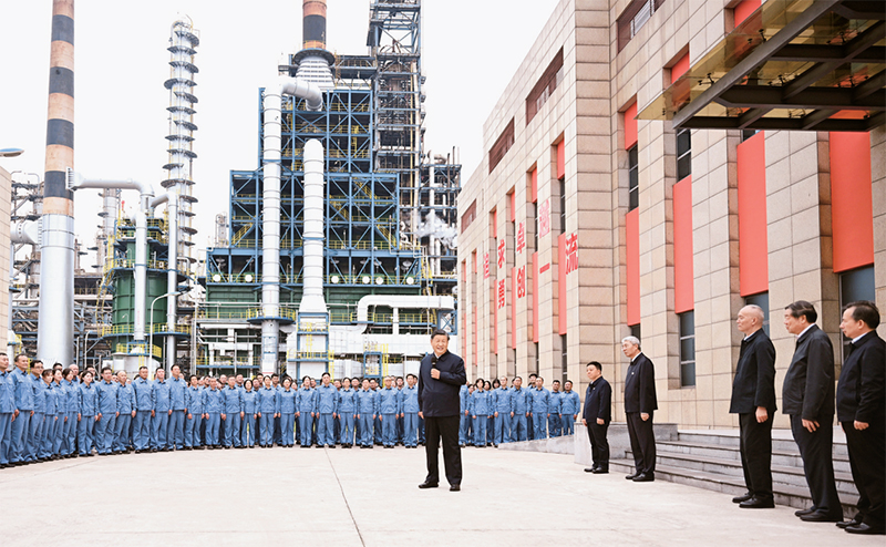 2023年10月10日至13日，中共中央总书记、国家主席、中央军委主席习近平在江西考察。这是10日下战书，习近平在中国石化九江分公司考察时，同pp电子在线登录yuan工亲热交流。 新华社记者 谢环驰/摄