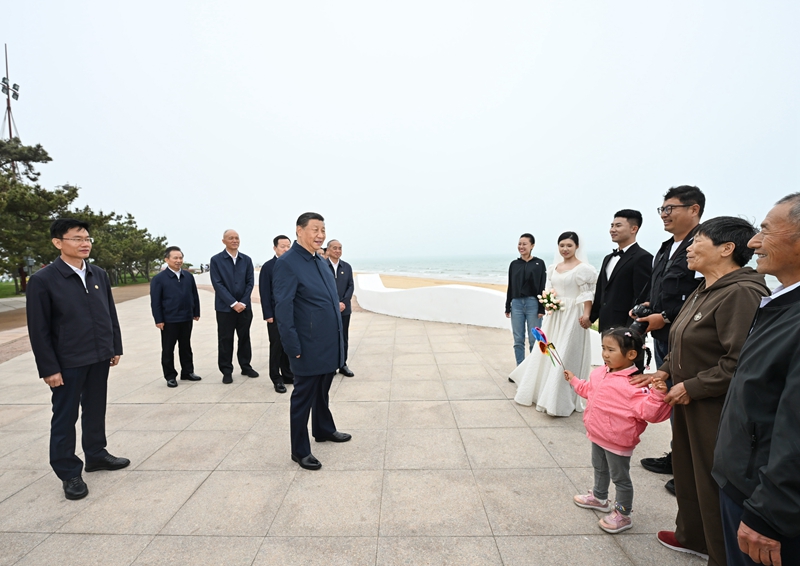 5月22日至24日，中共中央总书记、国家主席、中央军委主席习近平在山东考察。这是22日下战书，习近平在日照市阳光海岸绿道同市民亲热交流。